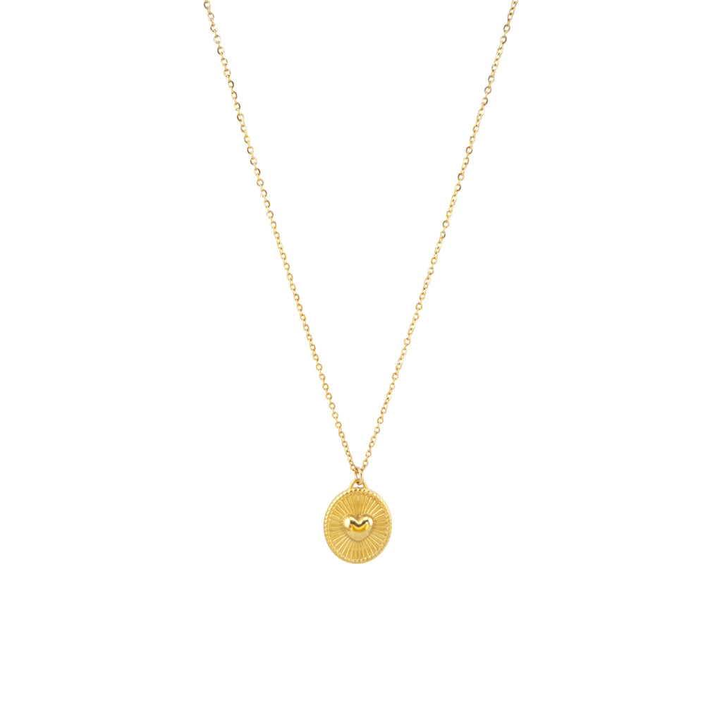 Fio Compasso do Amor dourado em aço inoxidável, com pendente coração de desenho radial, sobre fundo branco.