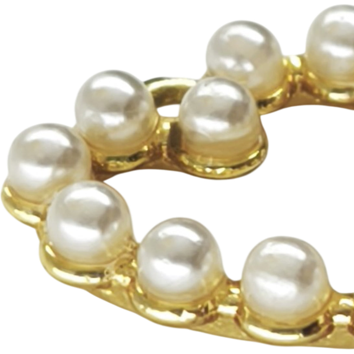 Detalhe do Pendente Coração de Aura dourado, com pérolas artificiais e estrutura em Zamak com banho de ouro.