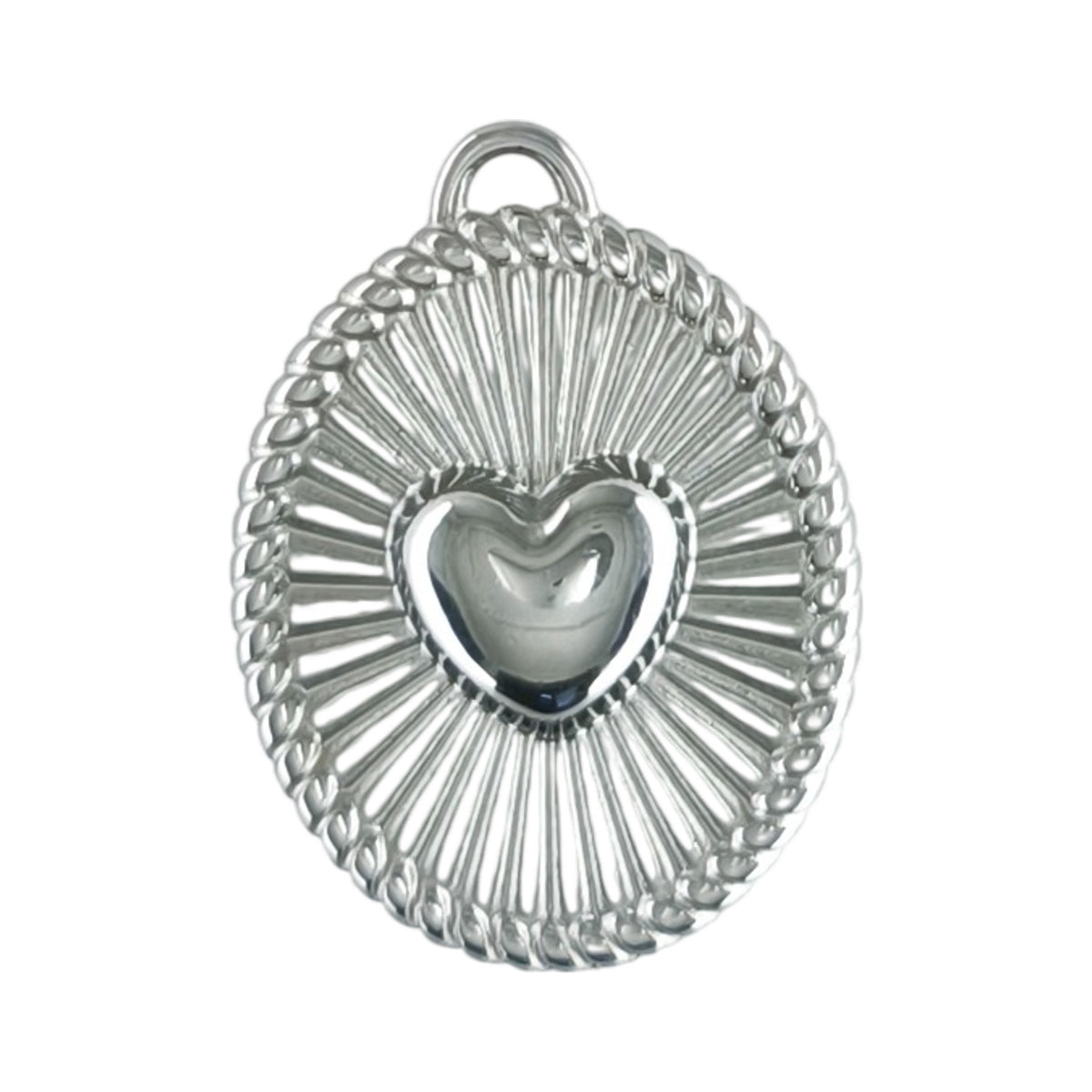 Pendente Compasso do Amor prateado em aço inoxidável, visto de frente, com coração central e desenho radial, sobre fundo branco.