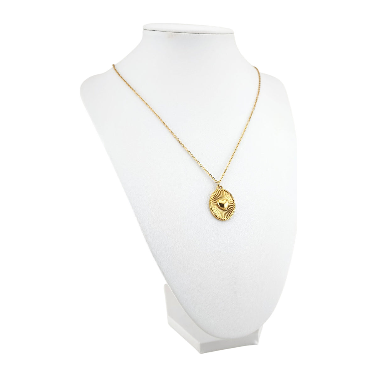 Fio Compasso do Amor dourado apresentado em expositor branco, com pendente coração em aço inoxidável.